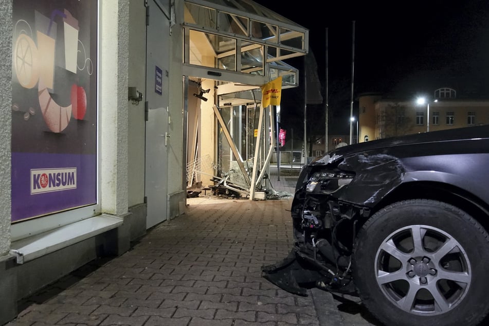 Nach dem Zurücksetzen des Wagens zeigte sich das gesamte Schadensausmaß.