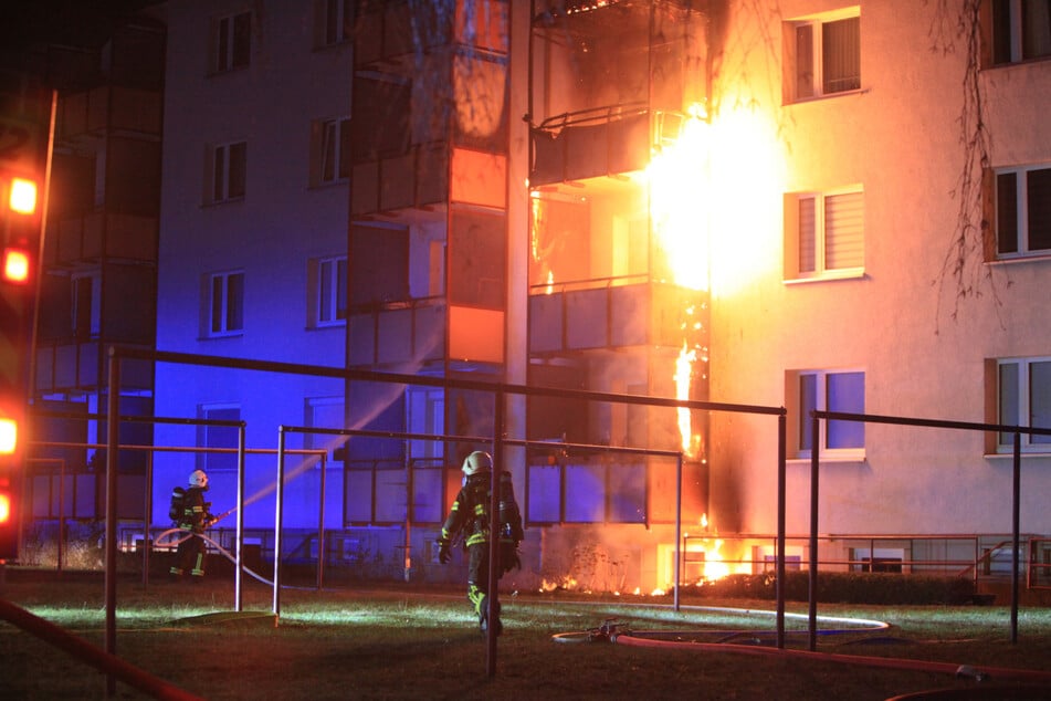 Ein heftiges Flammen-Inferno beschäftigte über Stunden die Freiwillige Feuerwehr von Pirna.