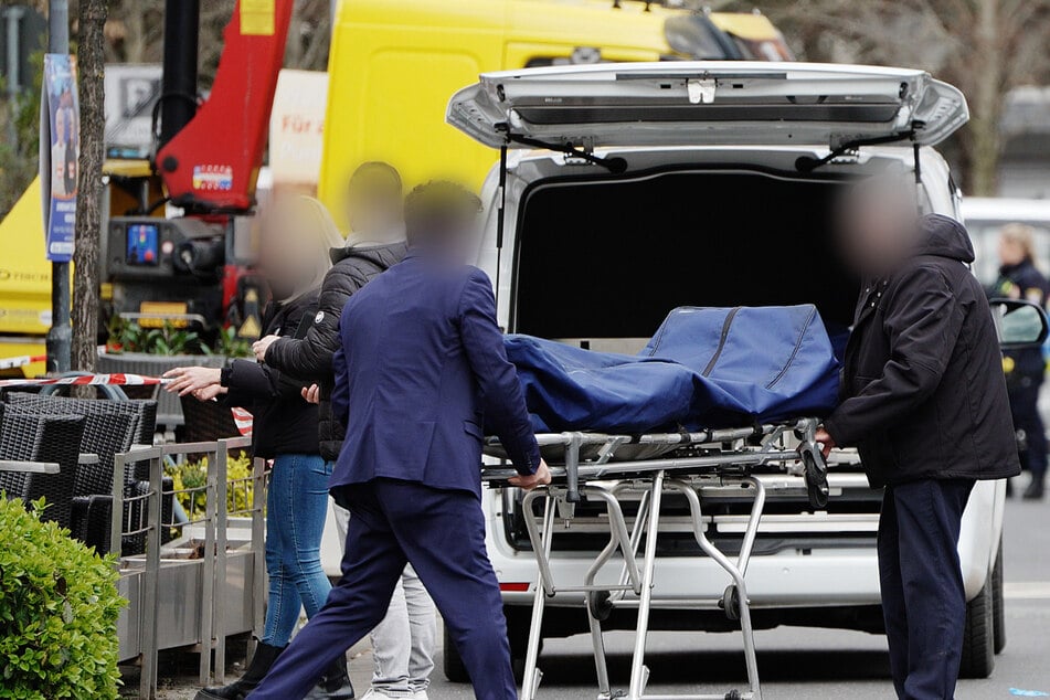 Die Leichen werden abtransportiert. Am frühen Dienstagmorgen waren die beiden Männer in einem Lokal in Raunheim erschossen worden.