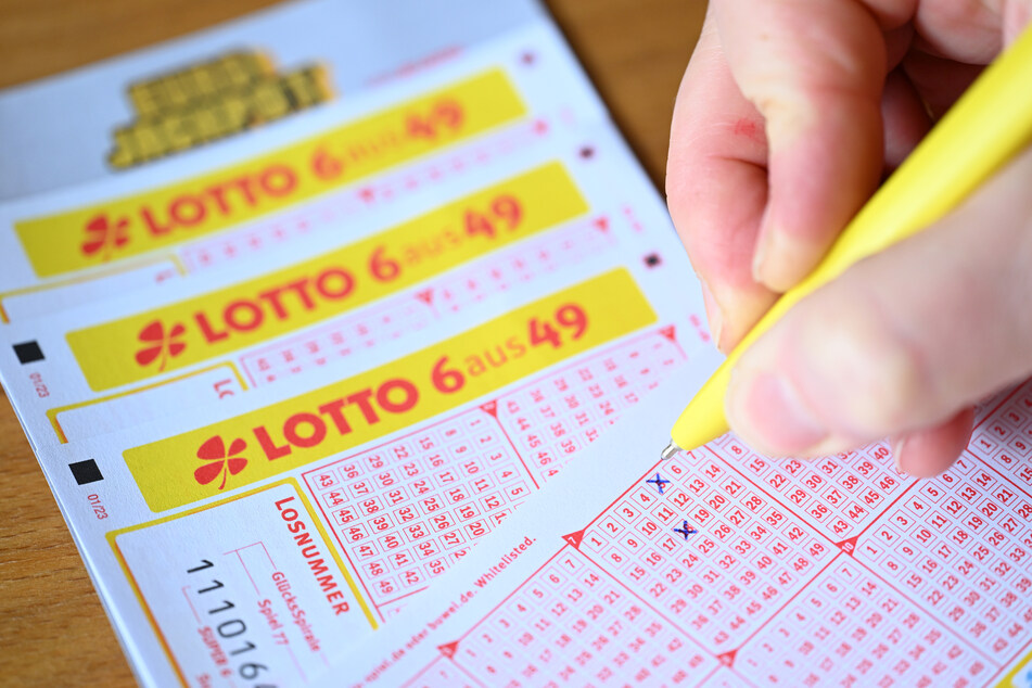 Rentnerin gewinnt mehr als 48 Millionen Euro im Lotto: "Gut, dass ich schon saß"