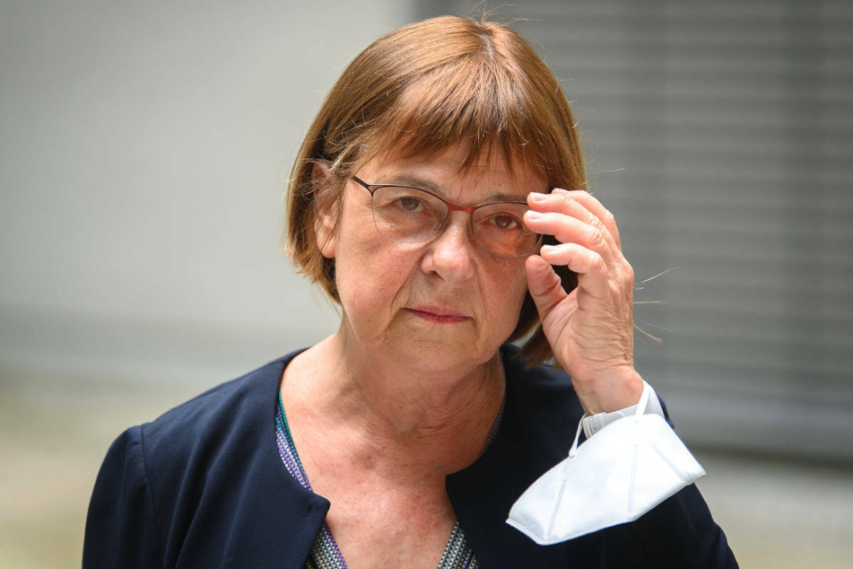 Brandenburgs Gesundheitsministerin Ursula Nonnemacher (64, Grüne) hat am Dienstag die Ärzte dazu aufgerufen, mit Corona-Auffrischungsimpfungen bei Risikogruppen zu beginnen.