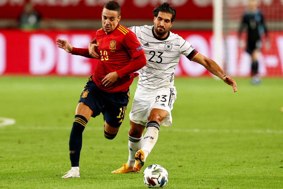 Emre Can (r.) zeigte als rechter Part der Dreierkette gewohnt vollen Einsatz. Hier kämpft er mit Spaniens Mittelstürmer Rodrigo um den Ball.