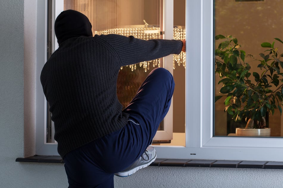 Die Einbrecher konnten durch ein offenes Fenster in die Wohnung gelangen.