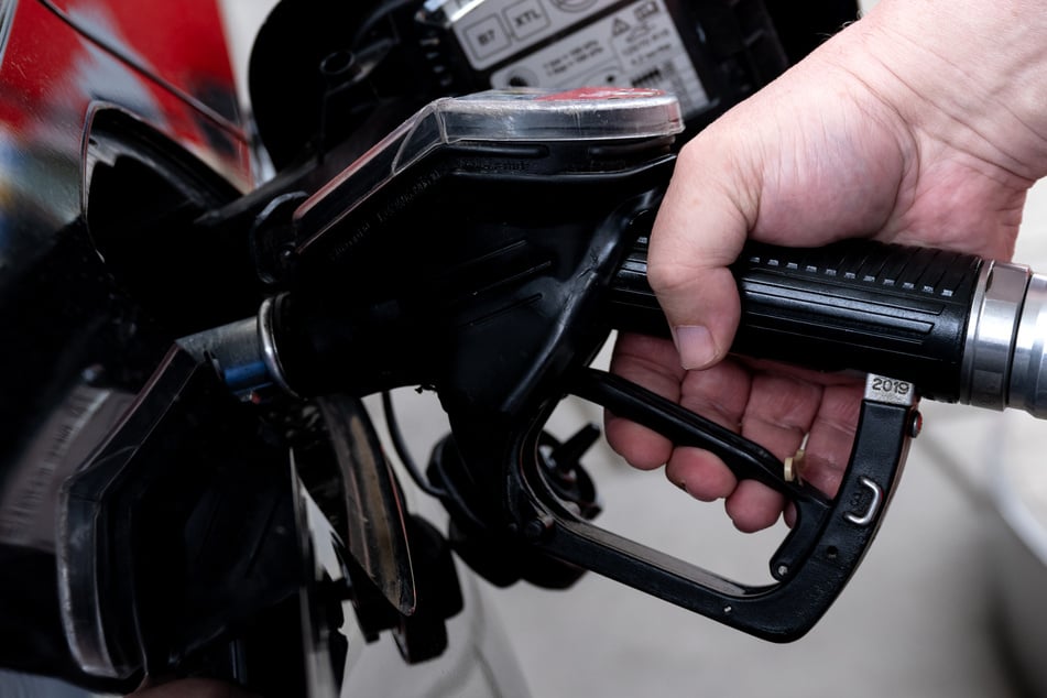 Tanken dürfte gerade für Vielfahrer, die nicht ganz so volle Taschen haben, derzeit eine einzige Qual sein.