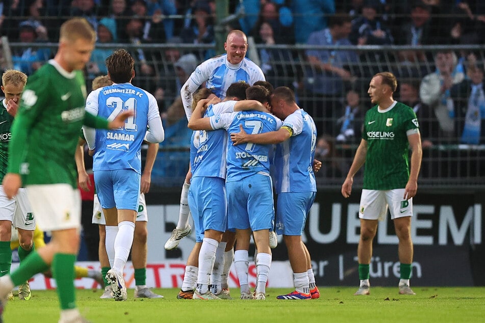 Vier Tore durch den CFC, darunter ein Gegentor. Die Himmelblauen rücken mit dem Sieg gegen Chemie Leipzig auf einen Zähler an Spitzenreiter Rot-Weiß Erfurt heran.
