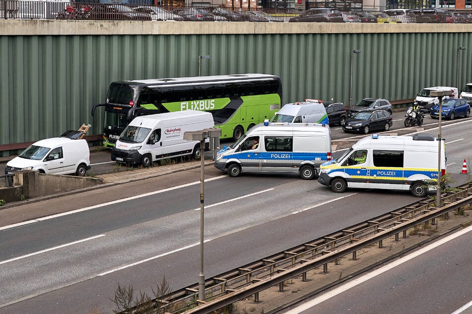 Berlin: Ermittlungen nach Brandanschlag: Polizei sperrt Berliner Stadtautobahn