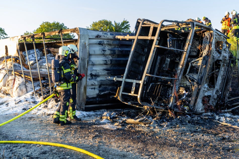 Der Sattelzug war umgekippt und hatte Feuer gefangen. Gerade noch rechtzeitig hatte sich der 30-jährige Fahrer mithilfe von Zeugen des Unfalls aus seinem Führerhaus befreien können.