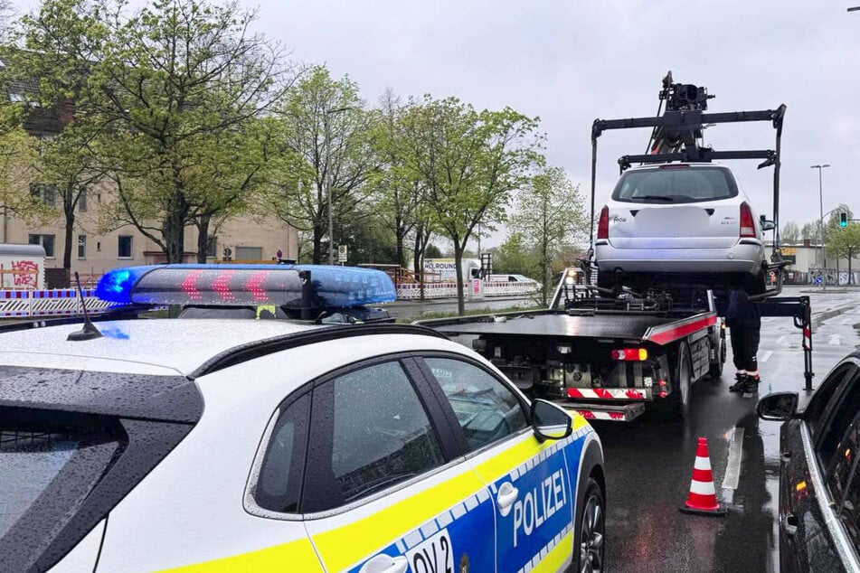 Die Polizei hat den Ford sichergestellt und für ein Gutachten abschleppen lassen.