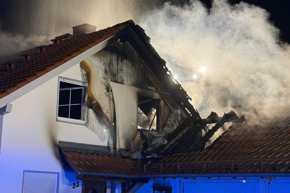 Das Haus ist nach dem Feuer unbewohnbar, die betroffenen Bewohner müssen anderweitig unterkommen.
