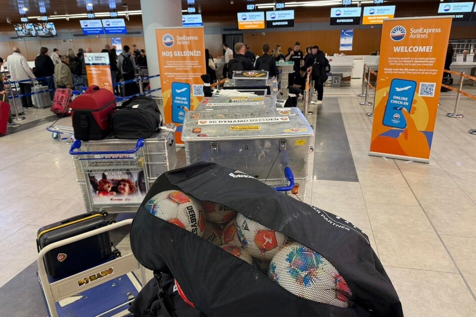 Vor dem Abflug wurde zunächst das Dynamo-Equipment an Bord gebracht.