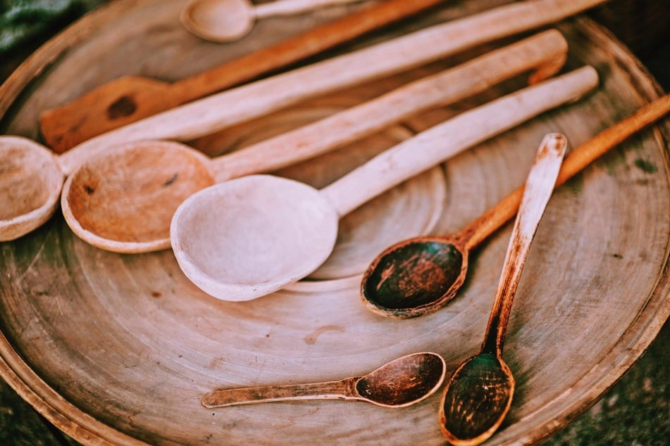 Damit Küchenutensilien aus Holz ihre Schönheit bewahren, solltet Ihr sie stets per Hand spülen