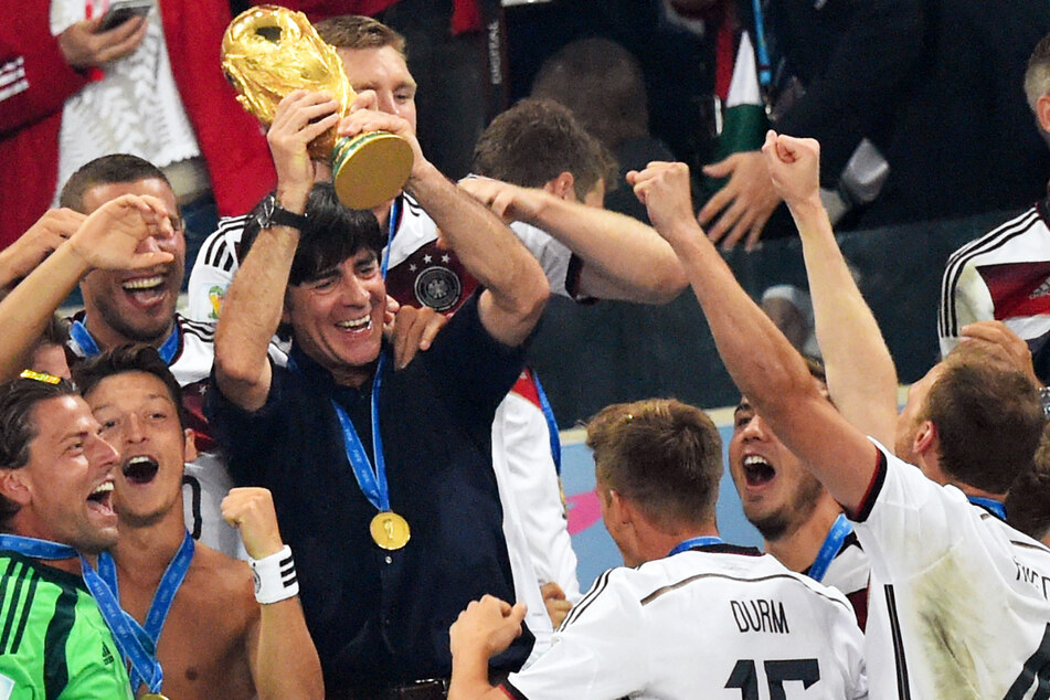 Der Höhepunkt von Joachim Löws (61, stemmt den Pokal in die Höhe) Karriere: der Gewinn der Weltmeisterschaft 2014 in Brasilien.