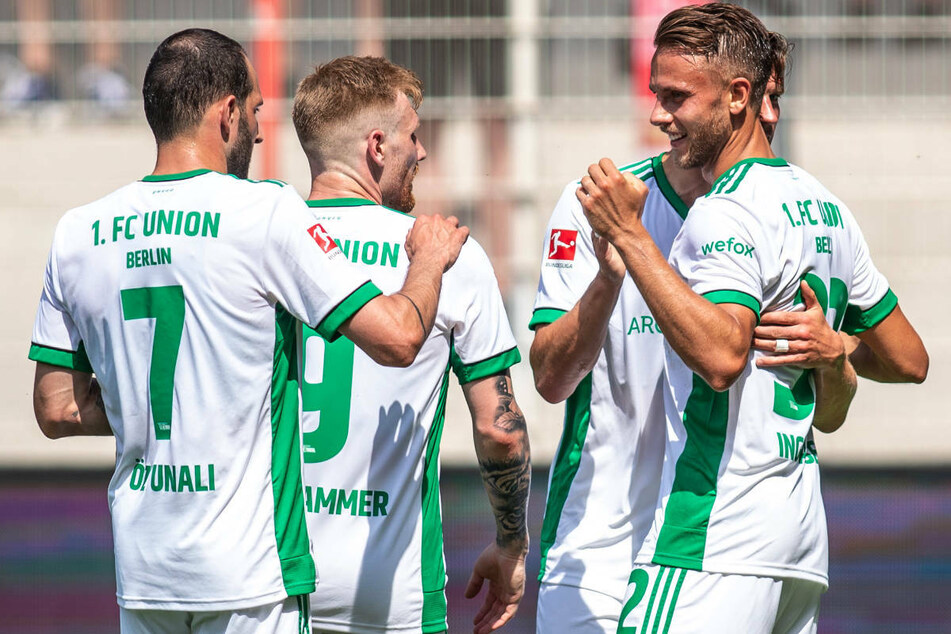 Marcus Ingvartsen (r.) jubelt mit seinen Teamkollegen Levin Öztunali (l.) und Andreas Voglsammer nach seinem Treffer zum 1:0.