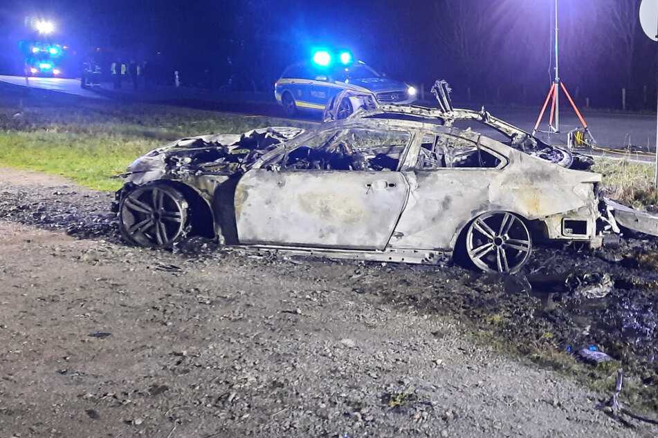 BMW geht nach Unfall in Flammen auf: Feuerwehr macht grausigen Fund