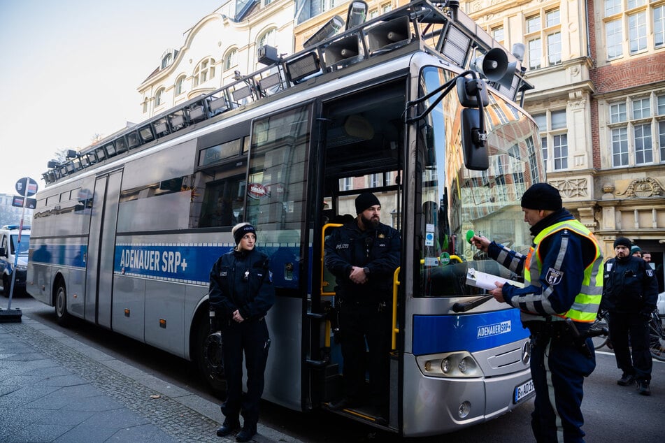 Am Rande der Veranstaltung schritt die Polizei gegen eine Aktion der Satire- und Politikinitiative "Zentrum für Politische Schönheit" ein. Ein früherer Gefangenentransporter wurde sichergestellt.