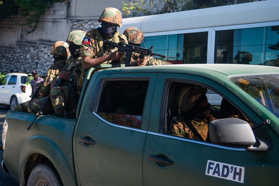 Angehörige der haitianischen Streitkräfte patrouillieren in Petion-Ville, einem Vorort von Port-au-Prince.