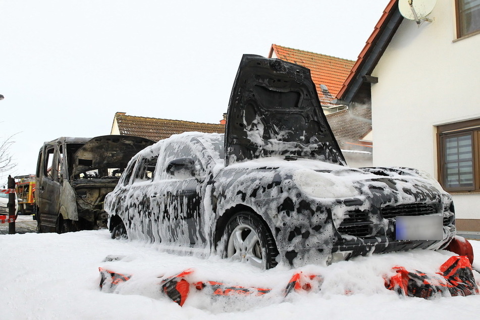 Die Flammen des Transporters sprangen auf den Porsche über.
