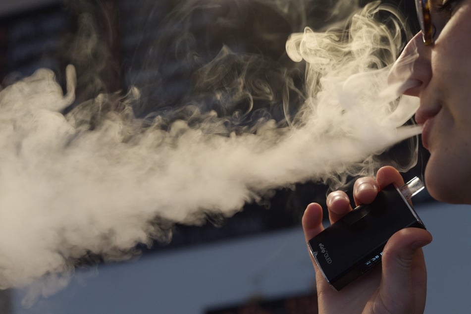 Schüler raucht E-Zigarette und gerät in "erheblichen Rauschzustand": Polizei warnt!