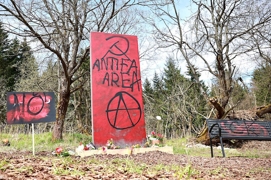 Der Kampf zwischen Links und Rechts in einem Bild. Ein umstrittenes Anti-Corona-Denkmal der rechten Partei "Freie Sachsen" wurde von der linken "Antifa" übersprüht.