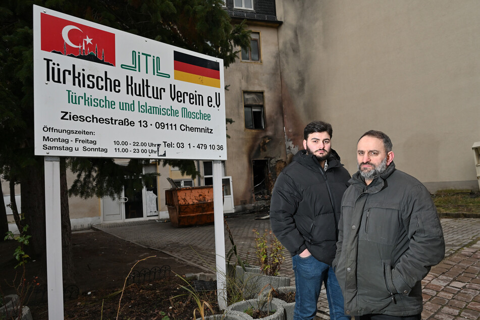 Vorstandsmitglied Selim Sezgi (23) und Ibrahim Sezgi (50) suchen nun nach ein Ausweich-Gebetsraum.