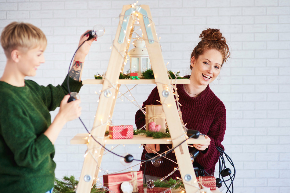 Eine Leiter oder ein Leiterregal ist eine praktische und schnelle Alternative zum üblichen Weihnachtsbaum.