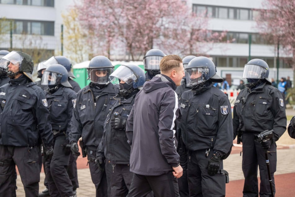 Polizisten sicherten das Paul-Kalkbrenner-Sportfeld gegen randalierende BFC-Fans ab.