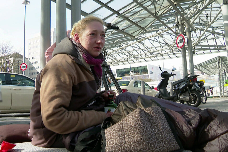 Ela (35) schämt sich vor ihren Kindern. Ihr Sohn (19) begegnet seiner obdachlosen Mutter regelmäßig am Bahnhof.