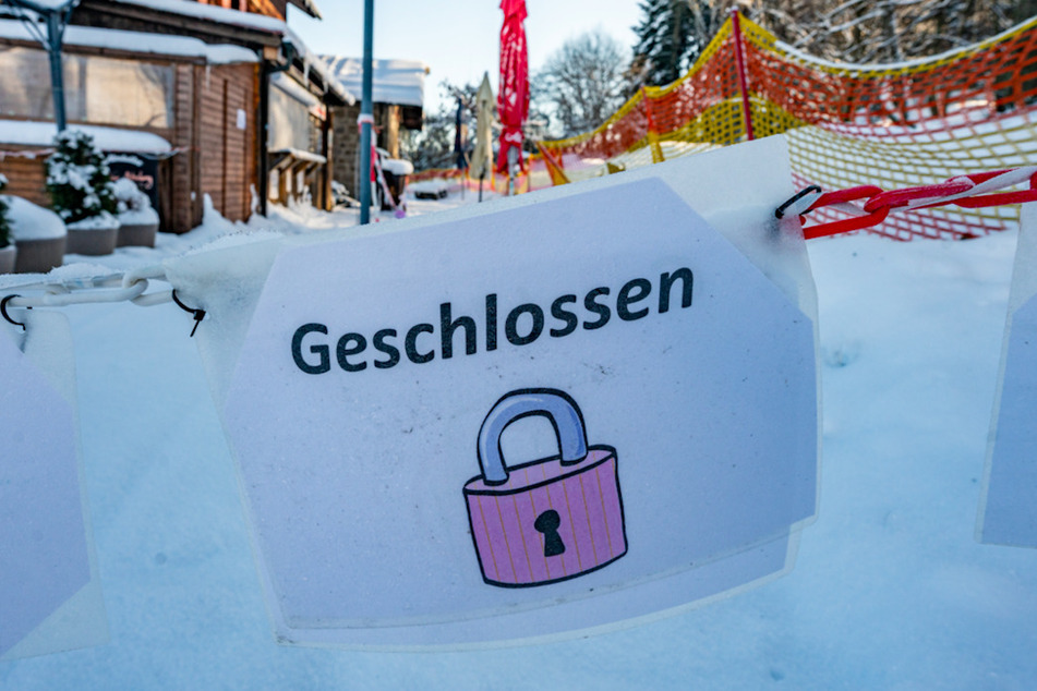"Geschlossen" steht auf einem Schild vor einer Gaststätte am Geisskopf im Landkreis Regen.