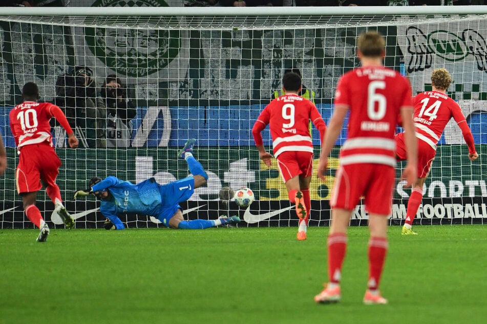 Leopold Querfeld (r.) scheitert vom Punkt gegen Kamil Grabara (2.v.l.).