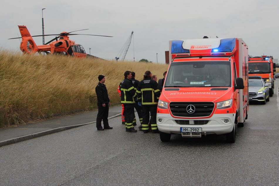 Nach einem schweren Verkehrsunfall in Hamburg kam mindestens eine Person ins Krankenhaus.