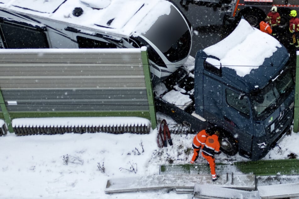 Lastwagen in Thüringen verunglückt: Bahnstrecke gesperrt