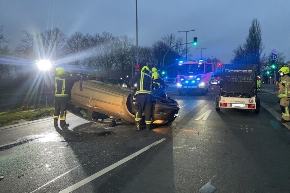 Die Feuerwehr befreite den Mann aus seinem Fahrzeug.