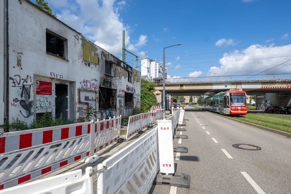 Dauer-Absperrung an der Bernsdorfer Straße: Die Brandruine schränkt noch immer Fußweg, Radweg und Fahrbahn ein.