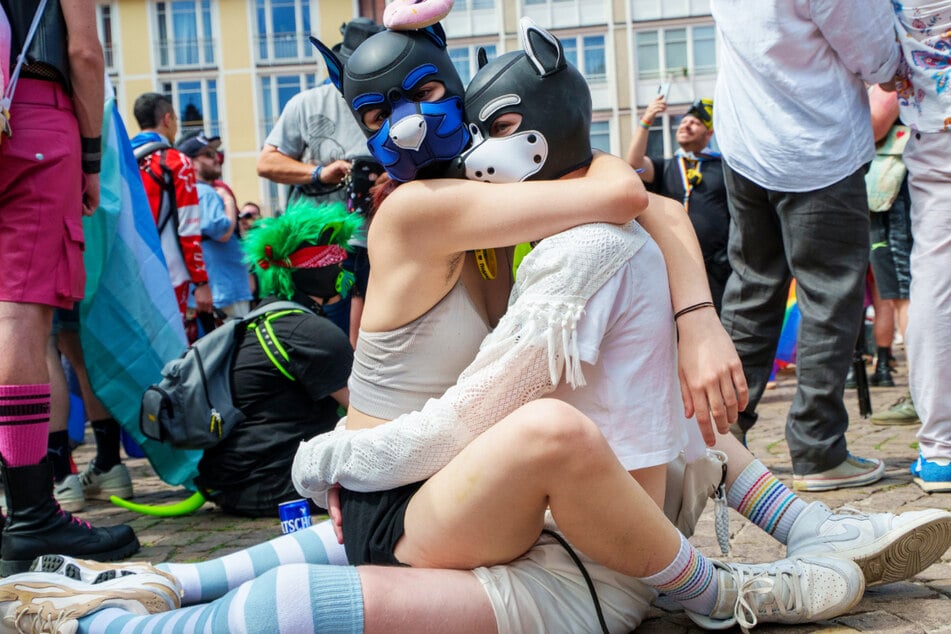 Zwei maskierte CSD-Teilnehmer/innen zeigten auf dem Römerberg ihre Zuneigung zueinander.