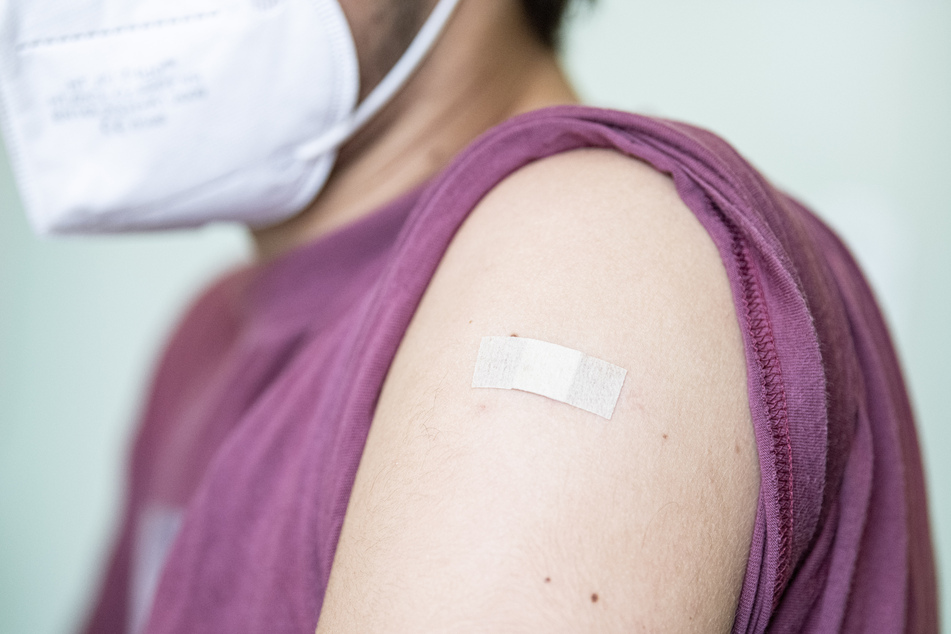 Auf dem Arm eines Jugendlichen klebt ein Pflaster, nachdem er geimpft wurde.