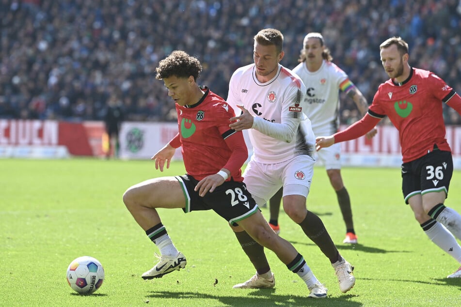 Hauke Wahl (30, M) und der FC St. Pauli kämpfen sich nach anfänglichen Problemen in die Partie bei Hannover 96.