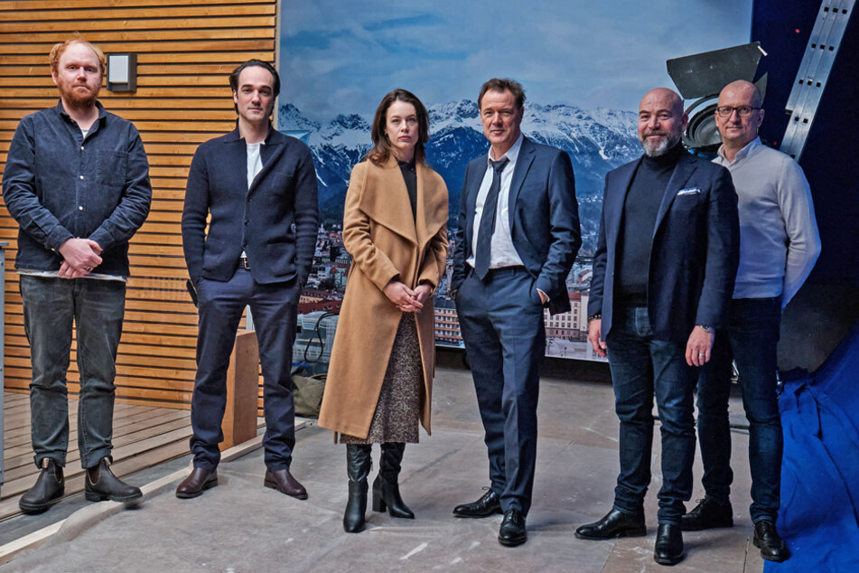 Tobias von dem Borne, David Nawrath, Paula Beer, Sebastian Koch, Al Munteanu und Thomas Hroch beim Beginn der Dreharbeiten zur Thriller-Serie „Euer Ehren“.