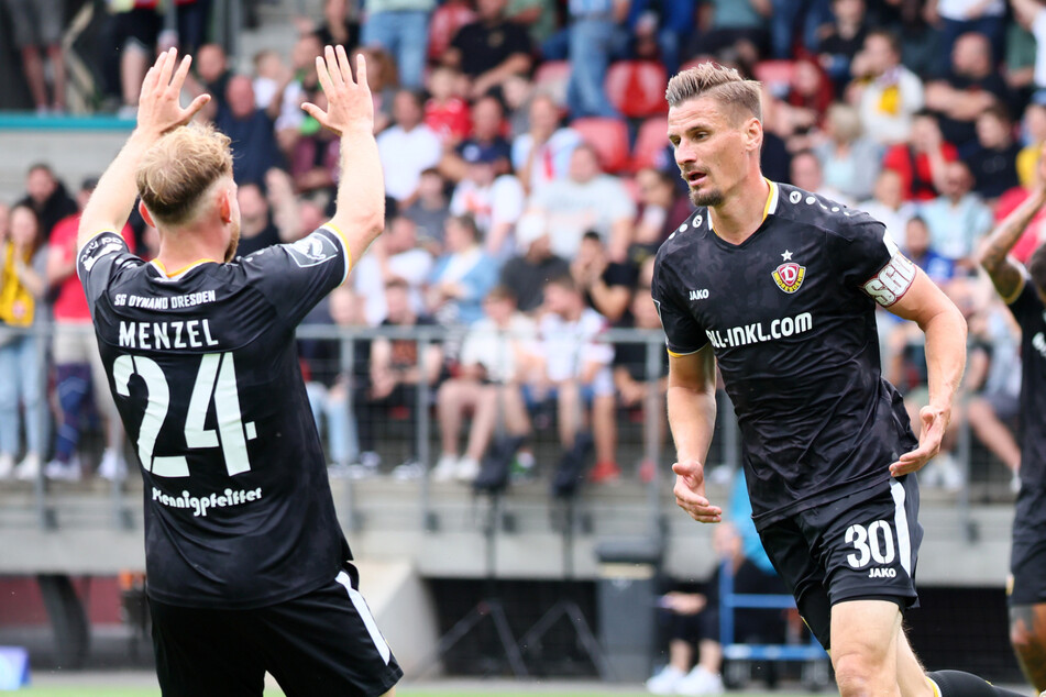 Er trifft auch als Joker: Stefan Kutschke (r.) ließ sich nach seinem Tor zum zwischenzeitlichen 2:0 in Köln von Tony Menzel (19) feiern.