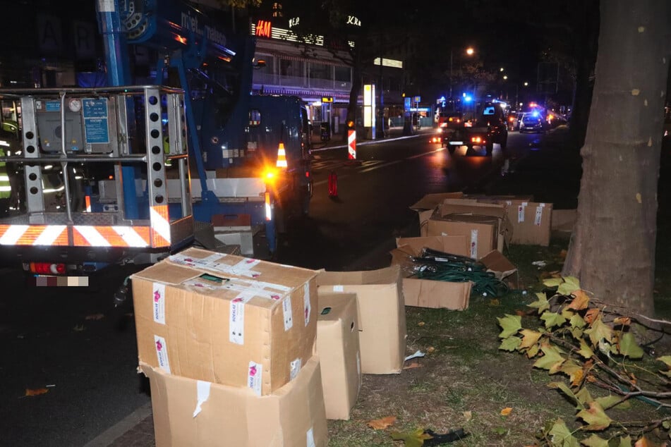 Ein Smart-Fahrer krachte in der gestrigen Freitagnacht gegen eine Hebebühne auf dem Kurfürstendamm in Berlin.