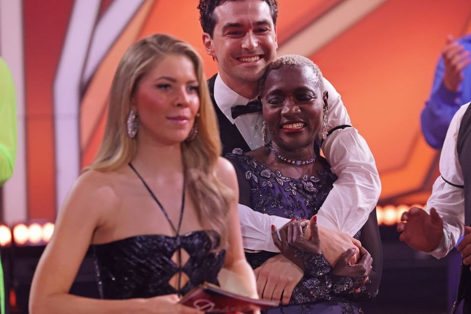 Vor fünf Jahren ging Cibis im Rahmen der RTL-Show mit Auma Obama (66, r.), der Halbschwester von Ex-US-Präsident Barack Obama (64), an den Start.