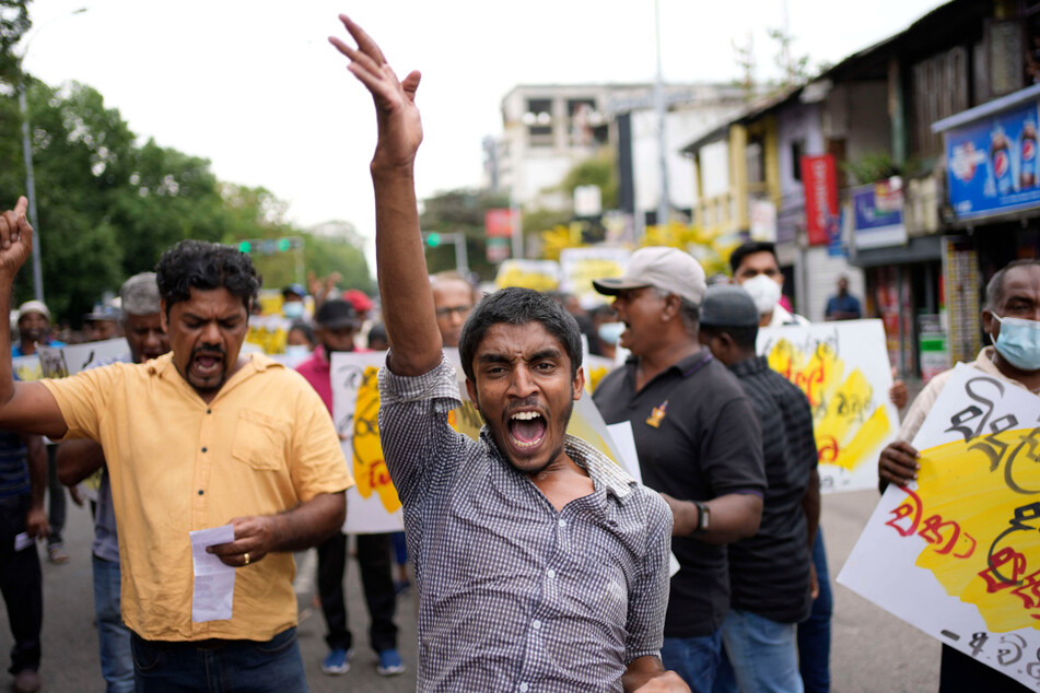 Demonstranten rufen Slogans gegen die Regierung Sri Lankas bei einem Protest.