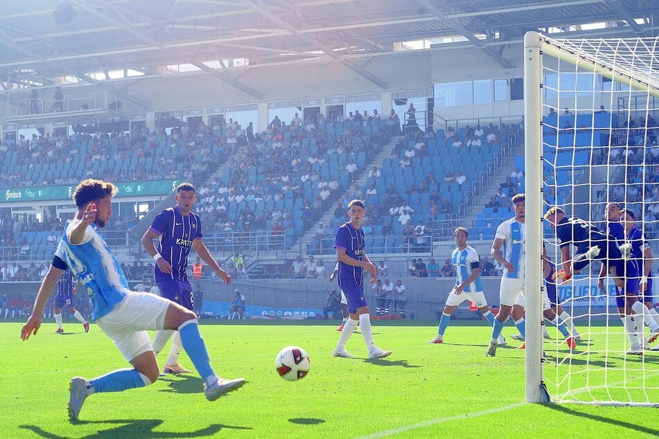 Tom Baumgart (l.) erzielte das 2:0 gegen Aue. Gegen die Veilchen traf das CFC-Eigengewächs sogar doppelt.