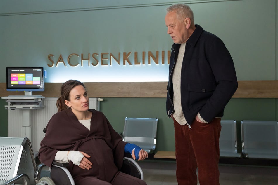 Nach einem erneuten Streit stürzt die werdende Mutter.