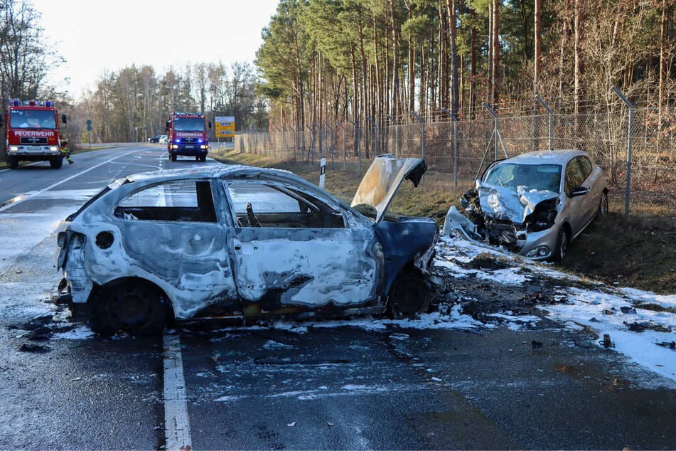 Heftiger Crash in der Lausitz: Auto steht nach Frontalkollision in Flammen