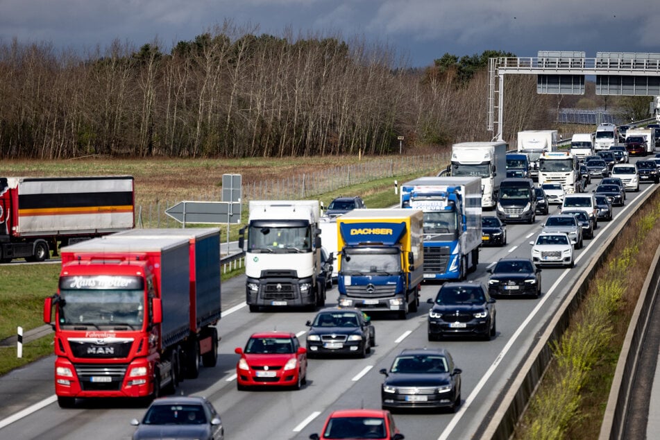 Unfall A: Fahrzeug überschlägt sich: Stau-Chaos nach Unfall auf A10