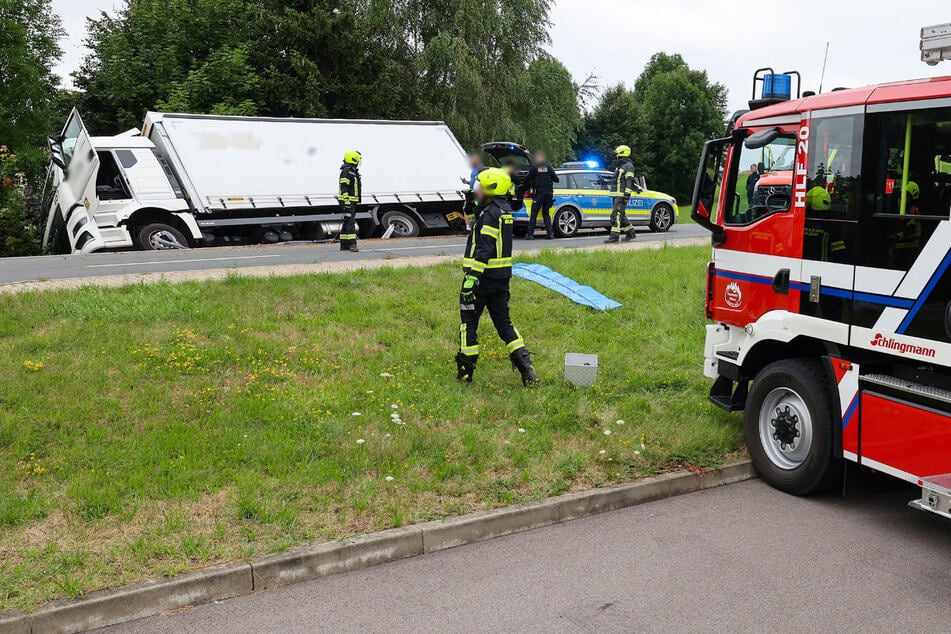 Der Laster rutschte in einen Graben. Die B173 musste voll gesperrt werden.