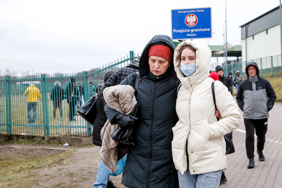 Polen sei laut Vize-Innenminister Pawel Szefernaker in der Lage, täglich bis zu 50.000 Flüchtlinge aus der Ukraine an der Grenze abzufertigen.