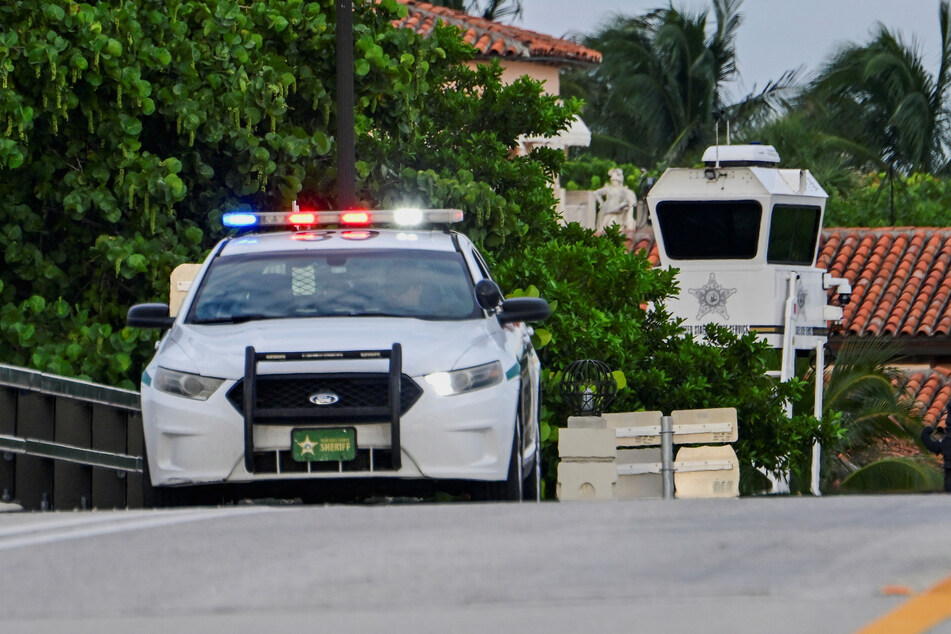 A law enforcement officer patrols the surroundings of Mar-A-Lago after an apparent assassination attempt targeting Donald Trump.