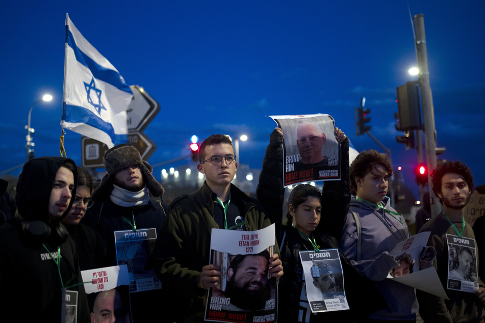 Angehörige von Geiseln, die im Gazastreifen festgehalten werden, und ihre Unterstützer protestieren vor dem Büro des Ministerpräsidenten. (Archivbild)