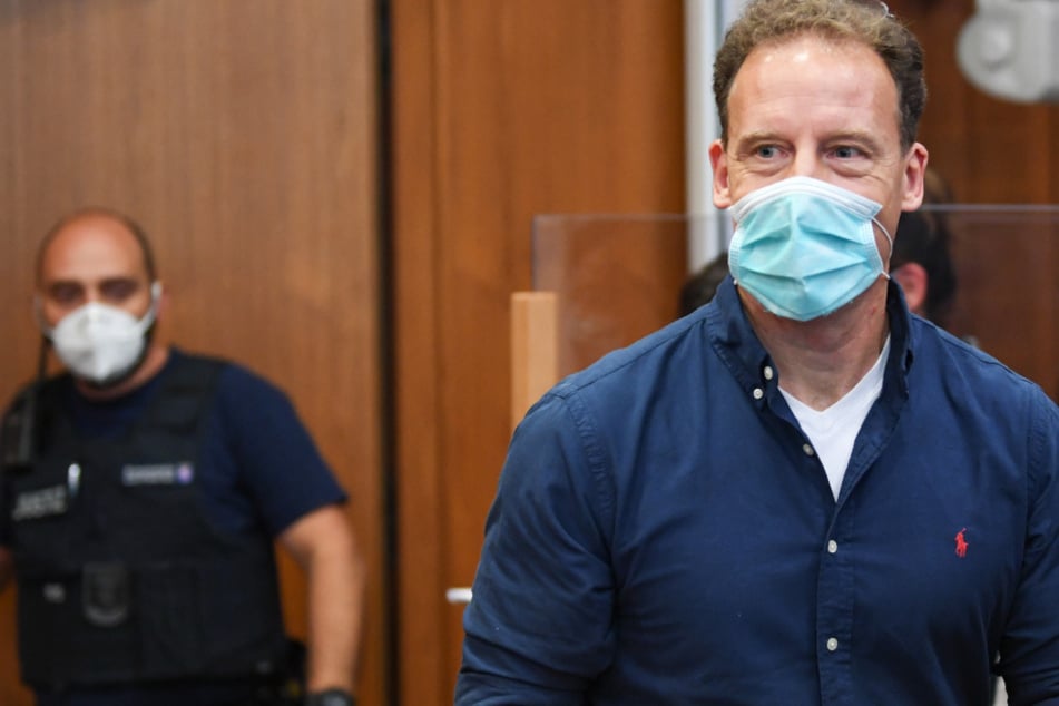 Der Unternehmer Alexander Falk (M) kommt zur Urteilsverkündung in den Gerichtssaal des Frankfurter Landgerichts.